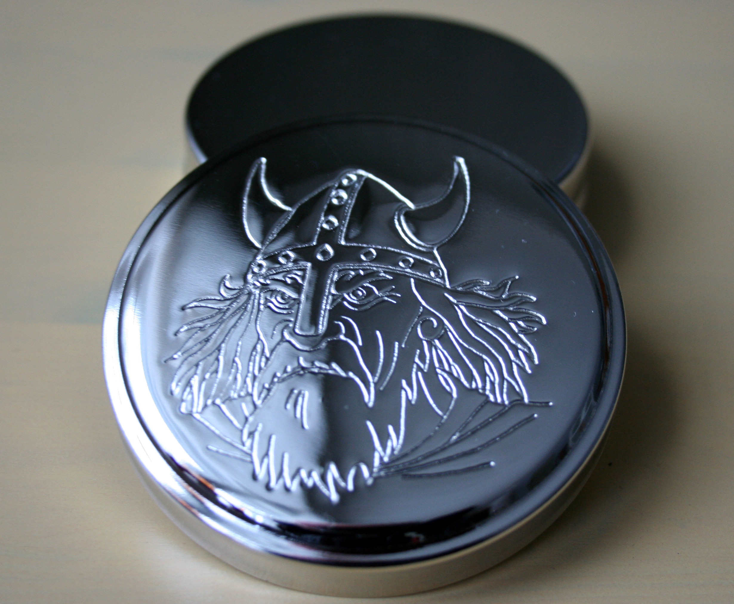 Snusdosa i förnicklad metall med motiv Arg Viking