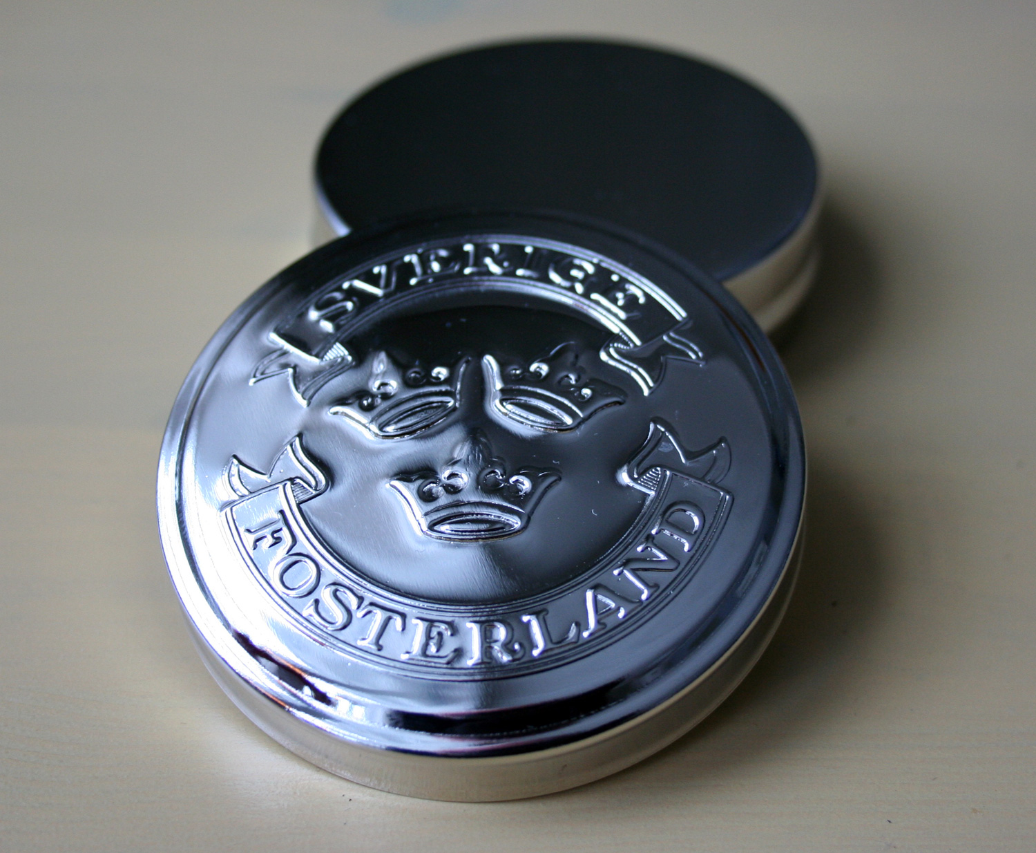 Snusdosa i förnicklad metall med motiv Sverige fosterland